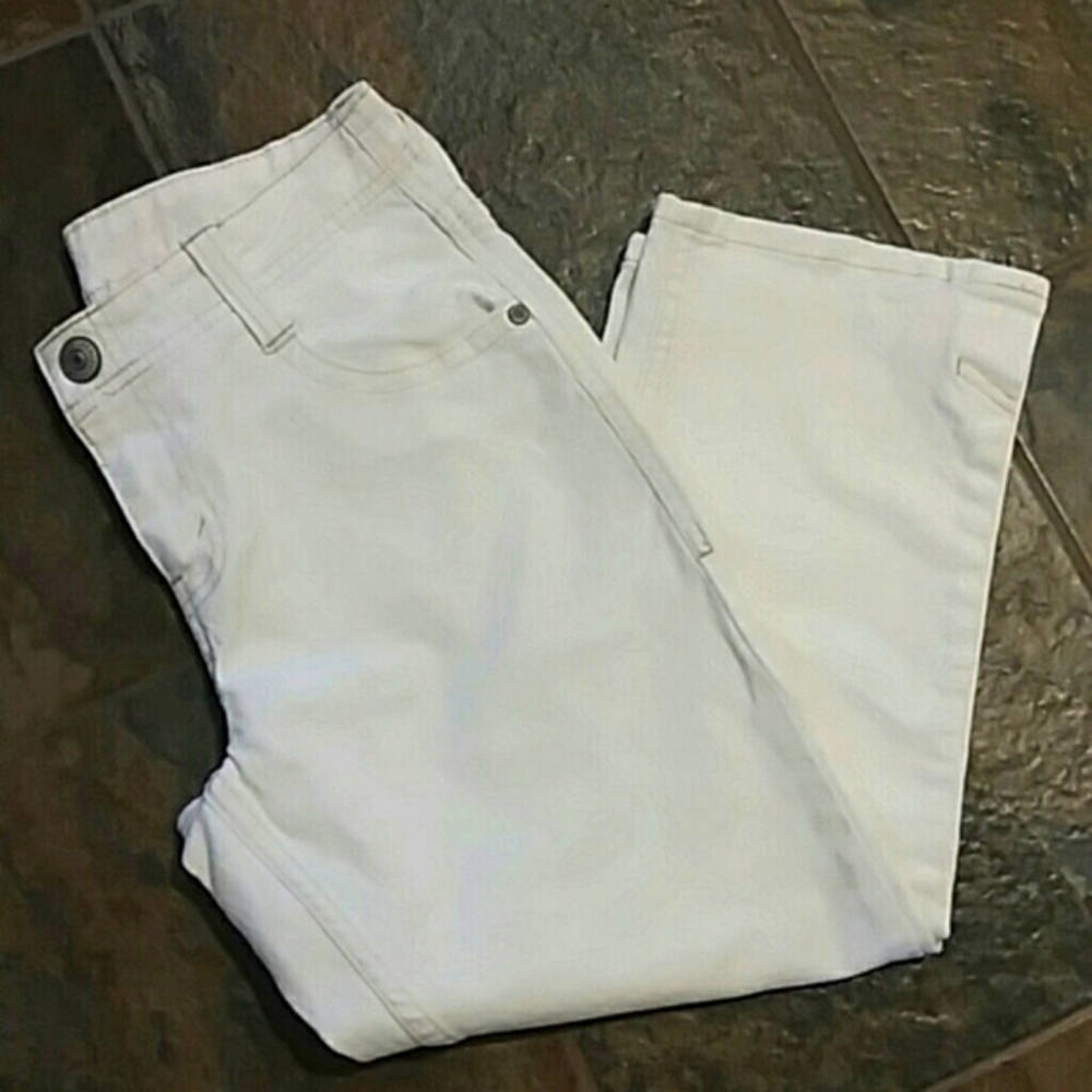 💕Levi's* White Crop Jeans